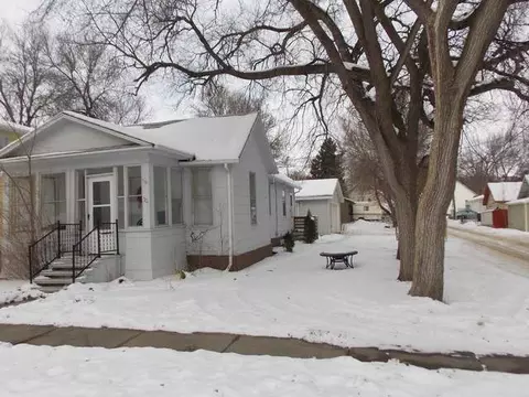 706 5th St NW, Mandan, ND 58554 photo 3