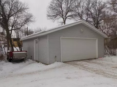 706 5th St NW, Mandan, ND 58554 photo 2