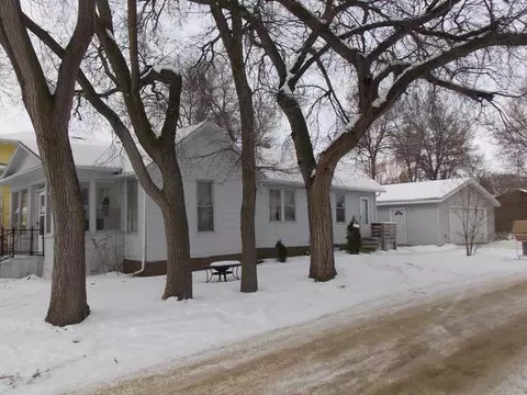 706 5th St NW, Mandan, ND 58554 photo 1