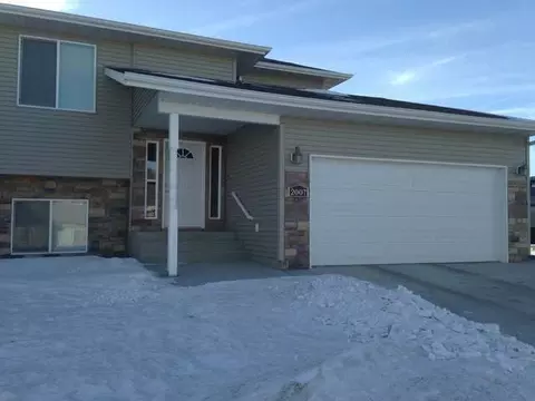 2007 Koch Dr, Bismarck, ND 58503 photo 1