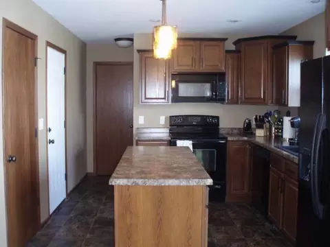 908 Bremner Ave, Bismarck, ND 58503 photo 3