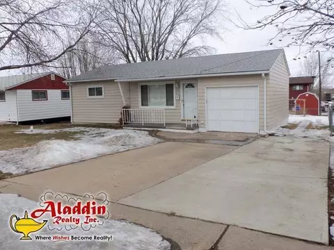 200 12 St NW, Mandan, ND 58554 photo 1