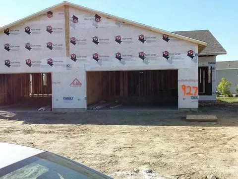 927 Calvert Dr, Bismarck, ND 58503 photo 1