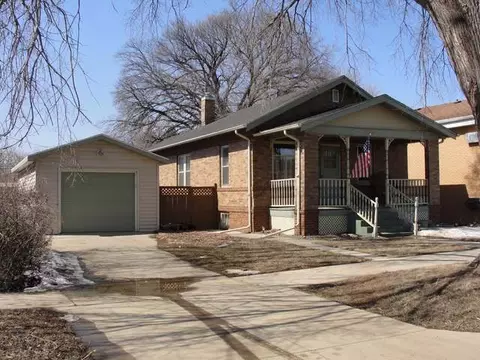 303 Collins Ave, Mandan, ND 58554 photo 1