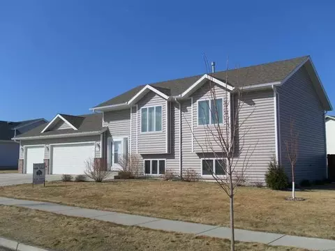 4910 Durango Dr, Bismarck, ND 58503 photo 1