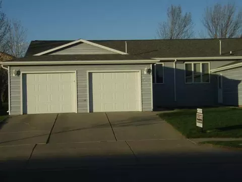 3003 19th St, Bismarck, ND 58501 photo 1