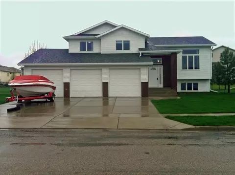 1214 Eagle Crest Lp, Bismarck, ND 58503 photo 2
