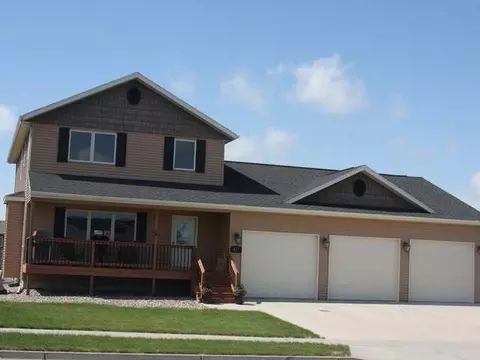413 Cherrybrook Dr, Bismarck, ND 58503 photo 1