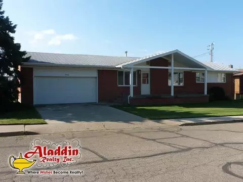 901 Custer Dr, Mandan, ND 58554 photo 1