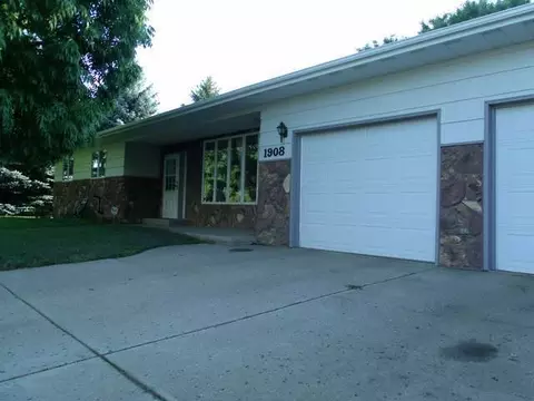 1908 12th Ave SE, Mandan, ND 58554 photo 1
