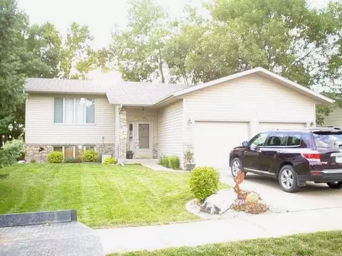 4017 35 Ave NW, Mandan, ND 58554 photo 1
