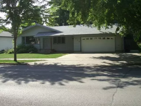 1714 3rd St S, Bismarck, ND 58504 photo 2
