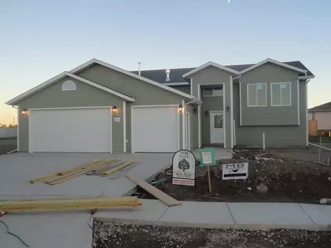 1013 Calvert Ci, Bismarck, ND 58501 photo 1