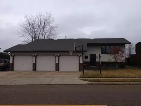 1032 Turnpike Ave E, Bismarck, ND 58503 photo 1