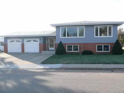 403 16th St NW, Mandan, ND 58554 photo 1