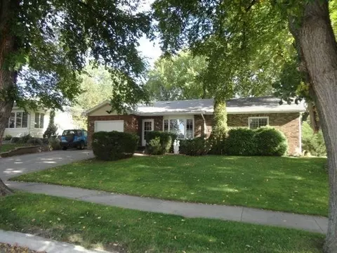 913 Midway Dr, Bismarck, ND 58501 photo 1