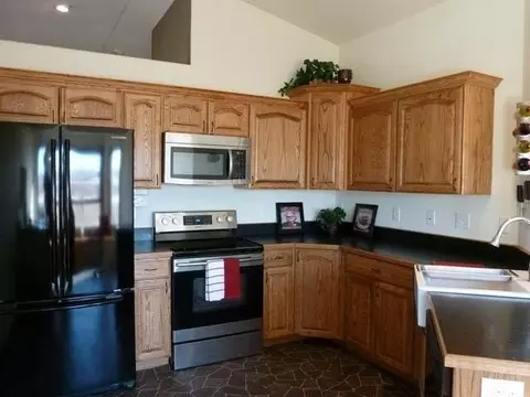 4910 Boulder Dr, Bismarck, ND 58504 photo 2