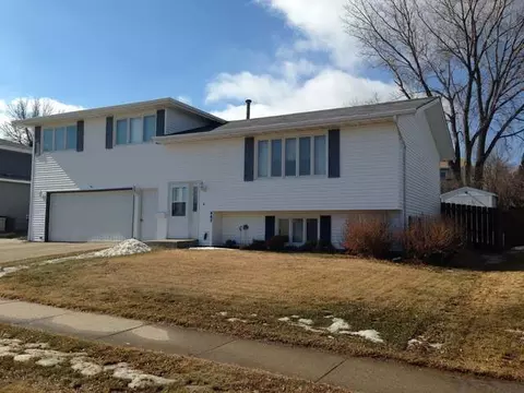 805 8 Ave NE, Mandan, ND 58554 photo 1