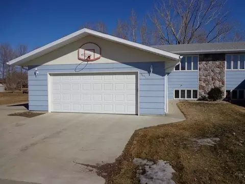 3641 Regent Dr E, Bismarck, ND 58504 photo 2