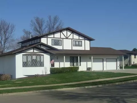 709 8 Ave NE, Mandan, ND 58554 photo 1