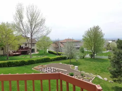 721 Juniper Dr, Bismarck, ND 58503 photo 2