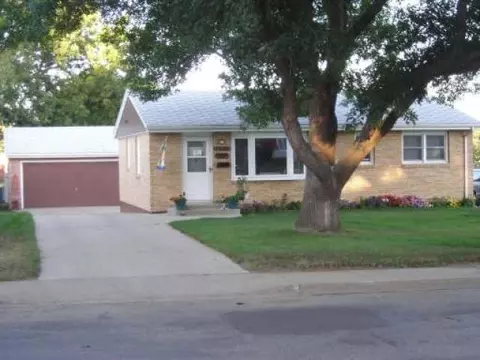 1608 Sunset Dr NW, Mandan, ND 58554 photo 1