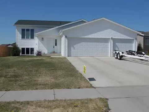 4511 Chamberlain Dr, Bismarck, ND 58503 photo 1