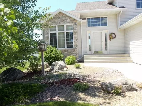 1258 Eagle Crest Lp, Bismarck, ND 58503 photo 2