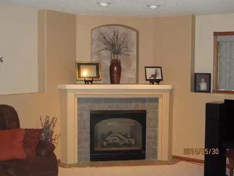 5325 Walker Dr, Bismarck, ND 58504 photo 4