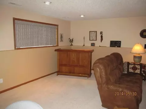 5325 Walker Dr, Bismarck, ND 58504 photo 3