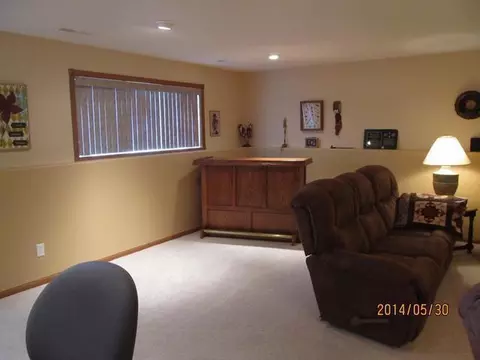 5325 Walker Dr, Bismarck, ND 58504 photo 2