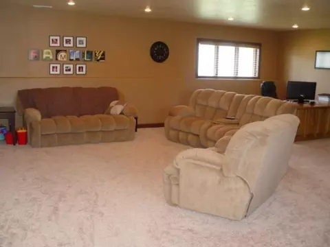 5524 Calvert Dr, Bismarck, ND 58503 photo 8