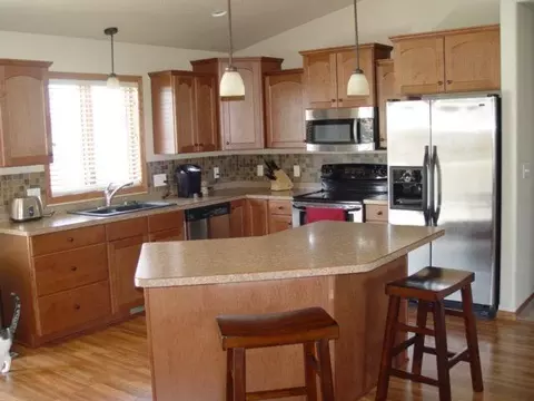 5524 Calvert Dr, Bismarck, ND 58503 photo 3
