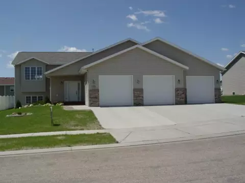 5524 Calvert Dr, Bismarck, ND 58503 photo 1