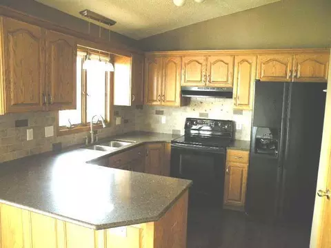 923 Chambly Ave, Bismarck, ND 58503 photo 2
