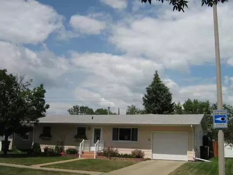 608 Garden Dr, Bismarck, ND 58504 photo 2