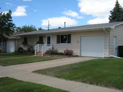608 Garden Dr, Bismarck, ND 58504 photo 1
