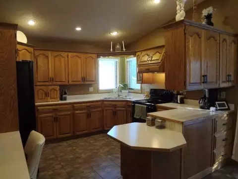 233 Edmonton Dr E, Bismarck, ND 58503 photo 2