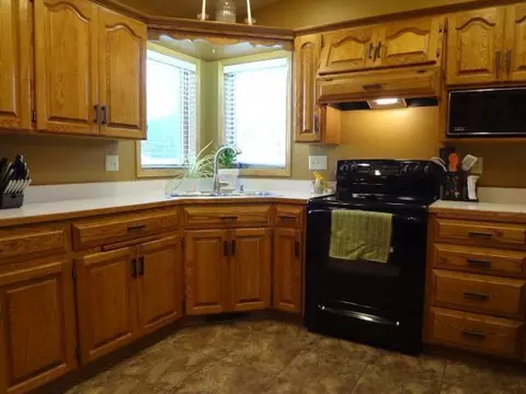 233 Edmonton Dr E, Bismarck, ND 58503 photo 3