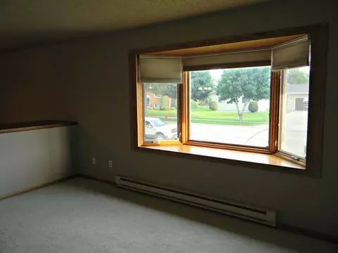 606 Wachter Ave E, Bismarck, ND 58504 photo 3