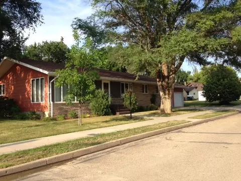 200 Elm Ave, Linton, ND 58552 photo 2
