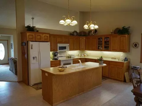 758 Interstate Ave W, Bismarck, ND 58503 photo 2