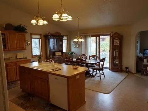 758 Interstate Ave W, Bismarck, ND 58503 photo 4