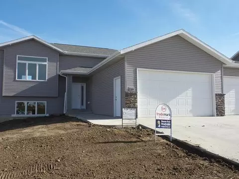 3204 14th Ave SE, Mandan, ND 58554 photo 1
