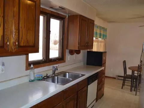 800 Cypress Dr, Beulah, ND 58523 photo 2