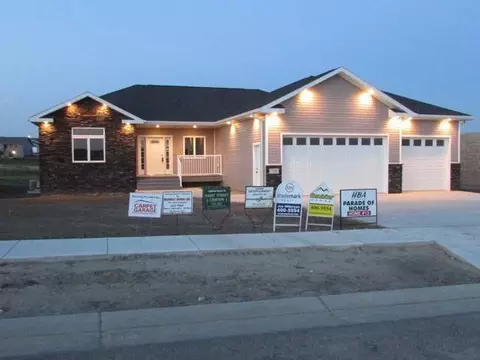 718 Calvert Dr, Bismarck, ND 58503 photo 2