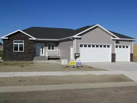 718 Calvert Dr, Bismarck, ND 58503 photo 1