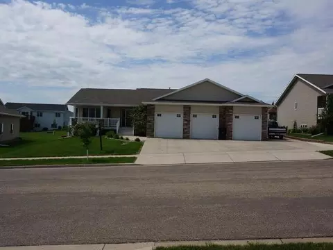 2913 Sleepy Hollow Lp, Bismarck, ND 58501 photo 1