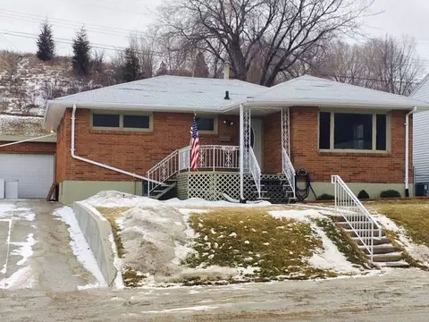 1007 6th St NW, Mandan, ND 58554 photo 1