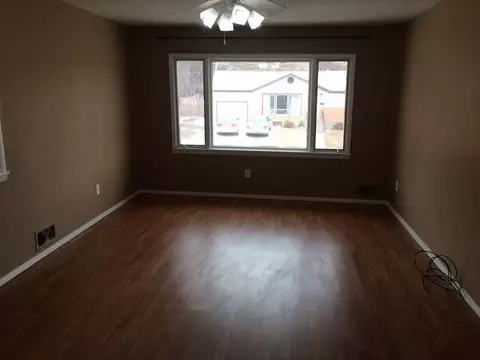 1007 6th St NW, Mandan, ND 58554 photo 2